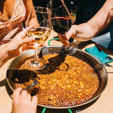 Comer paella cerca de Barcelona