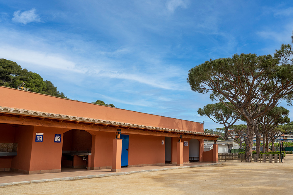 Zona sanitaria completa con cabinas individuales