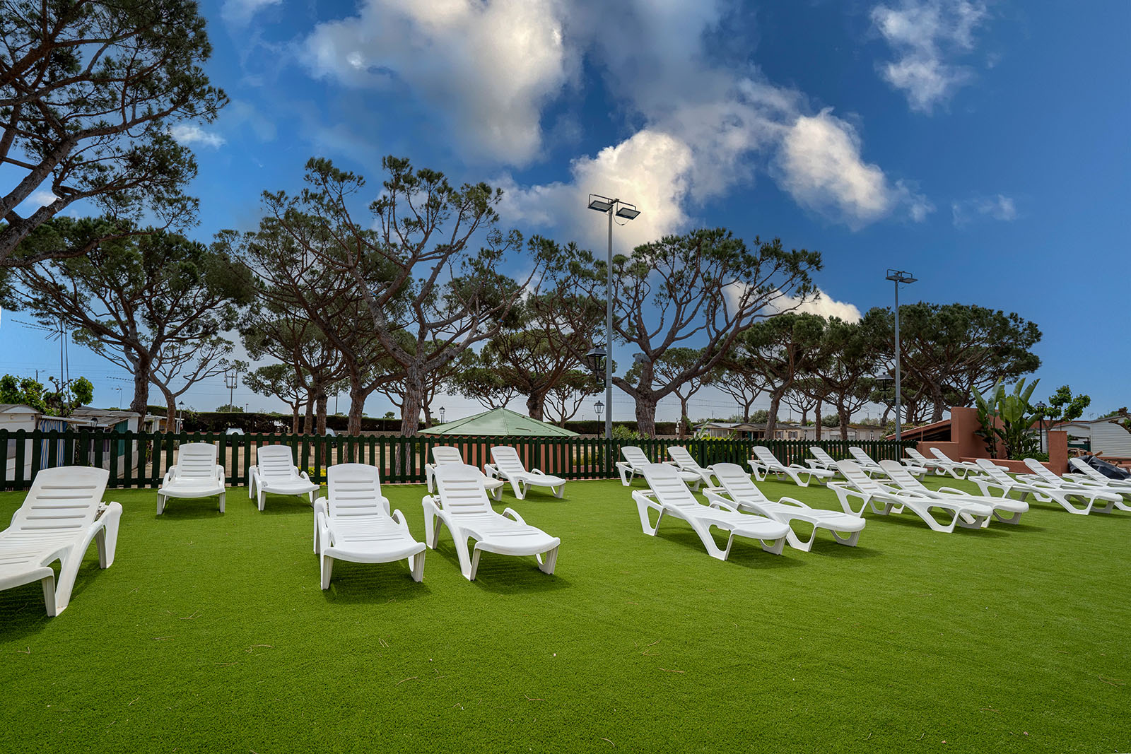 Zona de solarium para camping abierto todo el año