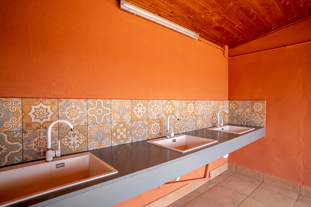 Sanitarios y lavabos públicos en el camping El Toro Azul