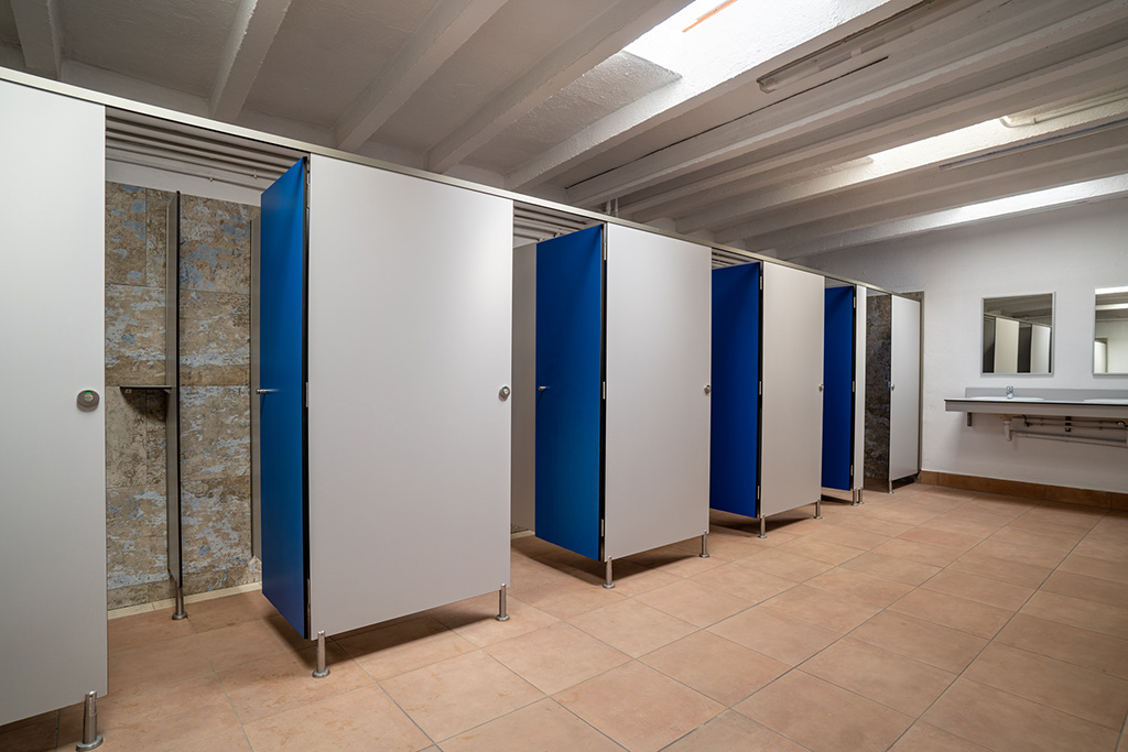 Baños y duchas individuales en El Toro Azul
