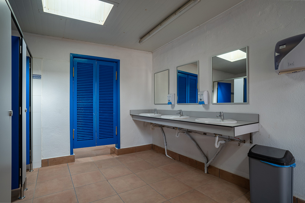 Sanitarios y lavabos en el camping El Toro Azul