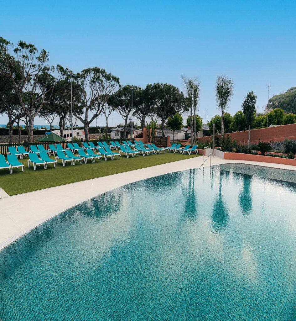 Piscina y tumbonas