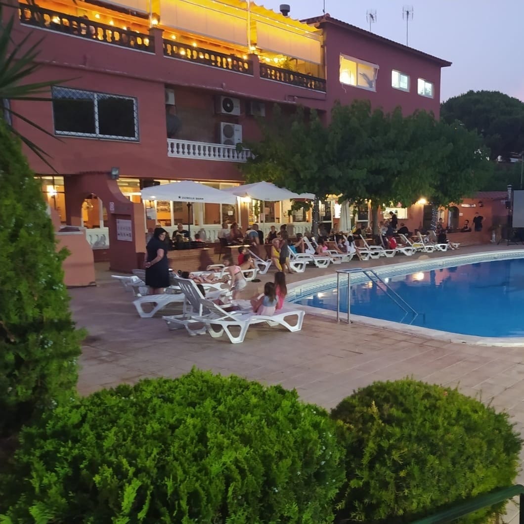 Piscina e instalaciones del camping