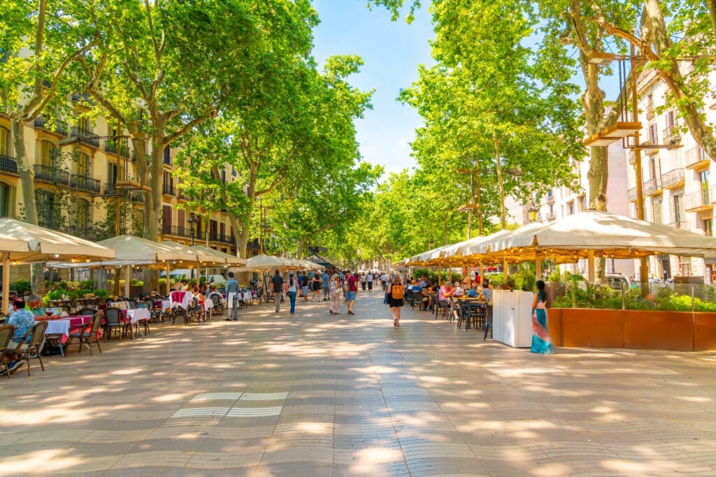 Visita Barcelona en el día y descansa en el camping